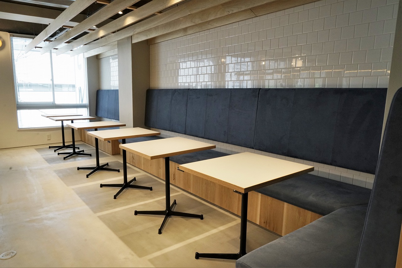 施設紹介】ベンチシート席 - COMMON ROOM